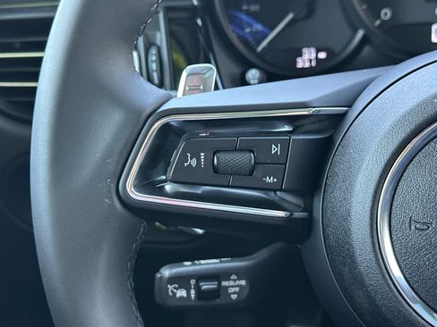 Certified 2025 Porsche Macan AWD/4WD image 26