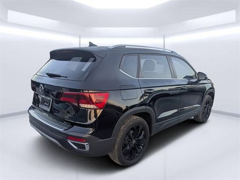 Used 2022 Volkswagen Taos SE image 2