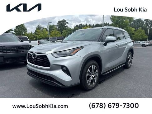 Used 2023 Toyota Highlander XLE FWD image 1