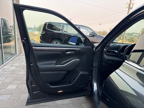 Used 2021 Toyota Highlander Limited image 9