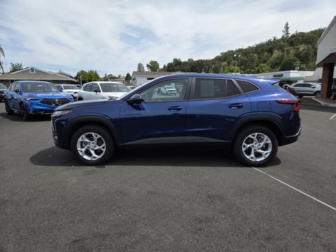 Used 2024 Chevrolet Trax LS w/ LS Convenience Package FWD image 8