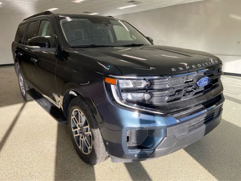 Used 2025 Ford Expedition Active image 3