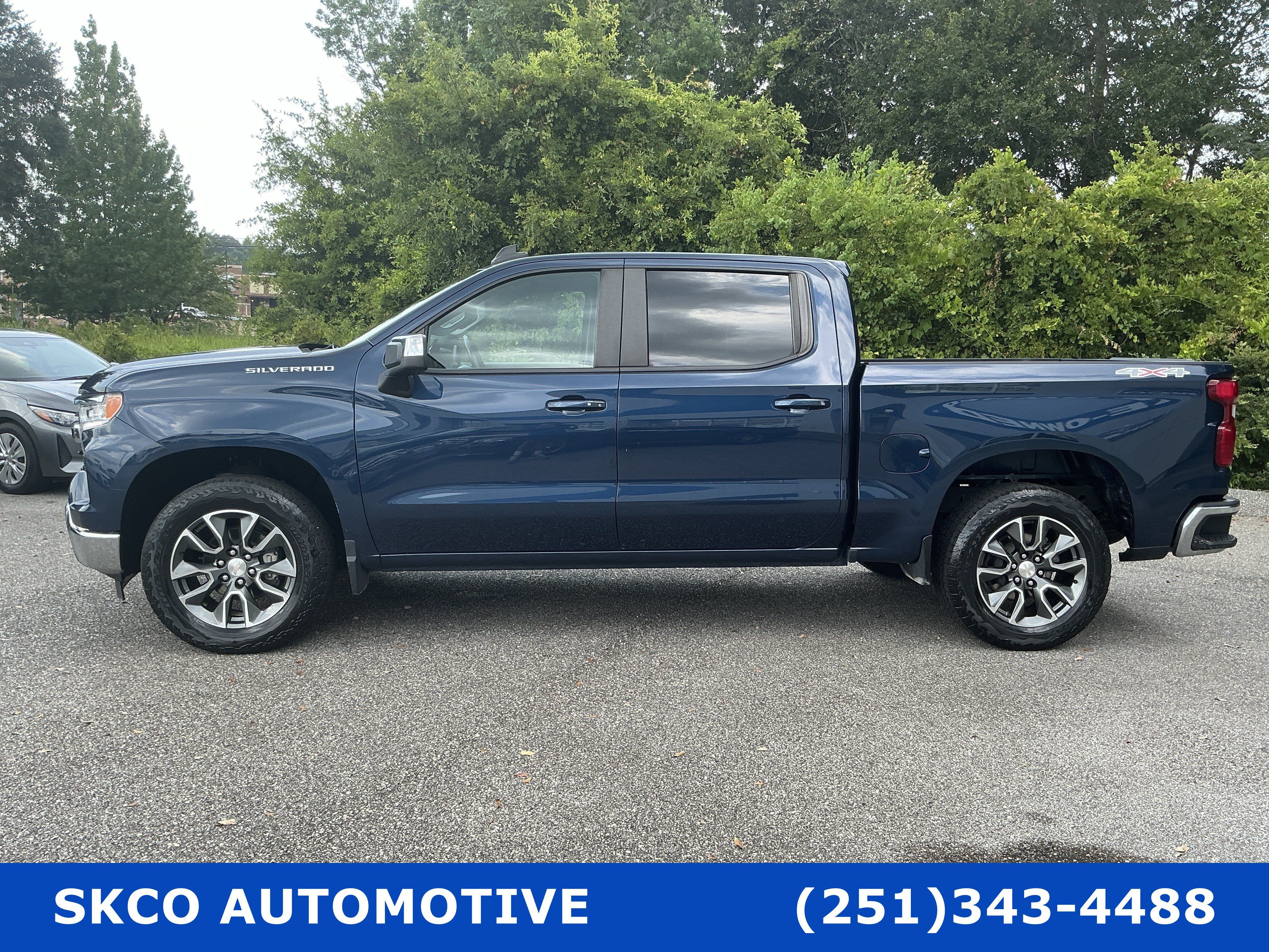Used 2023 Chevrolet Silverado 1500 LT AWD/4WD image 2