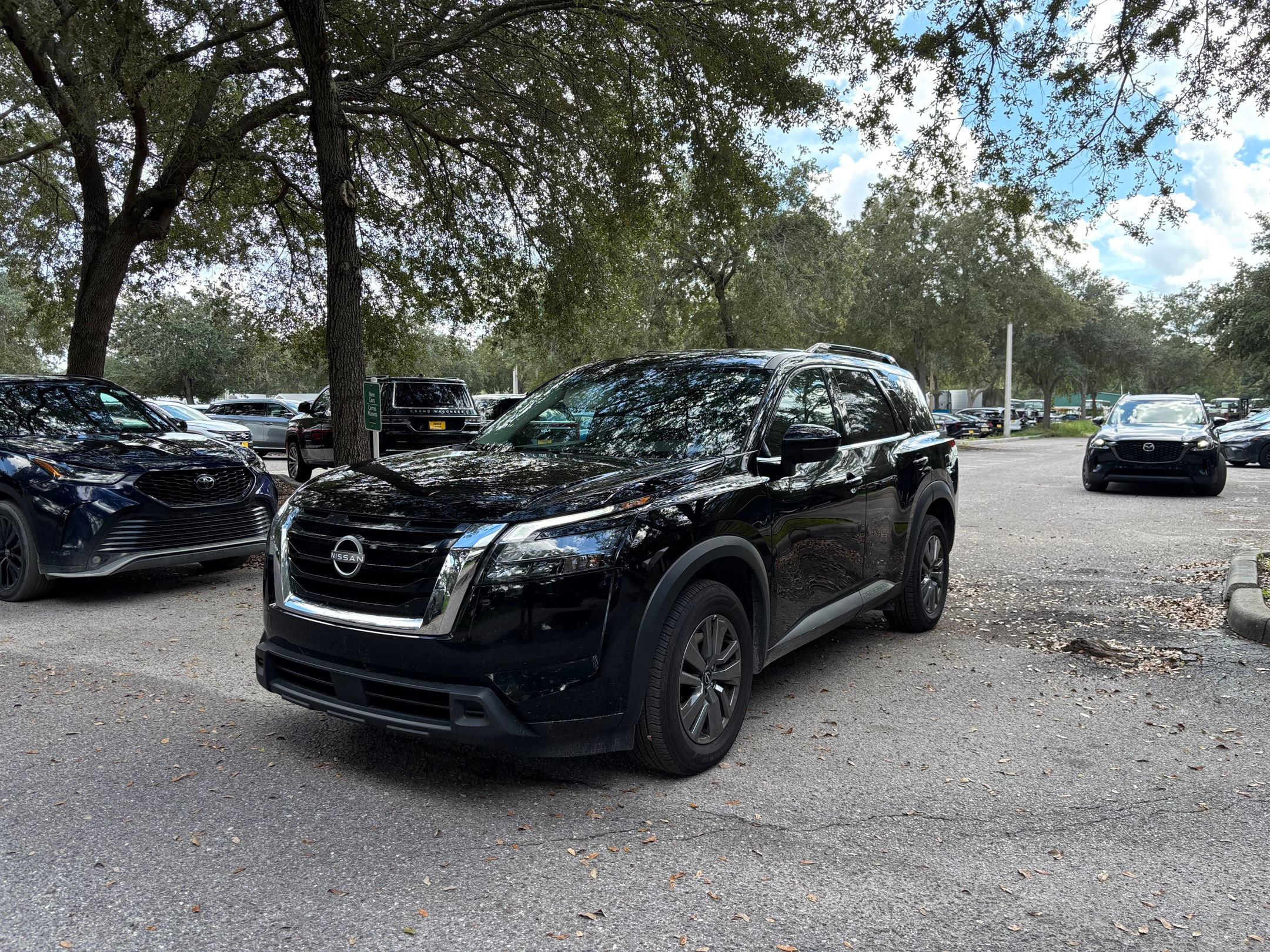 Used 2025 Nissan Pathfinder SV FWD image 9