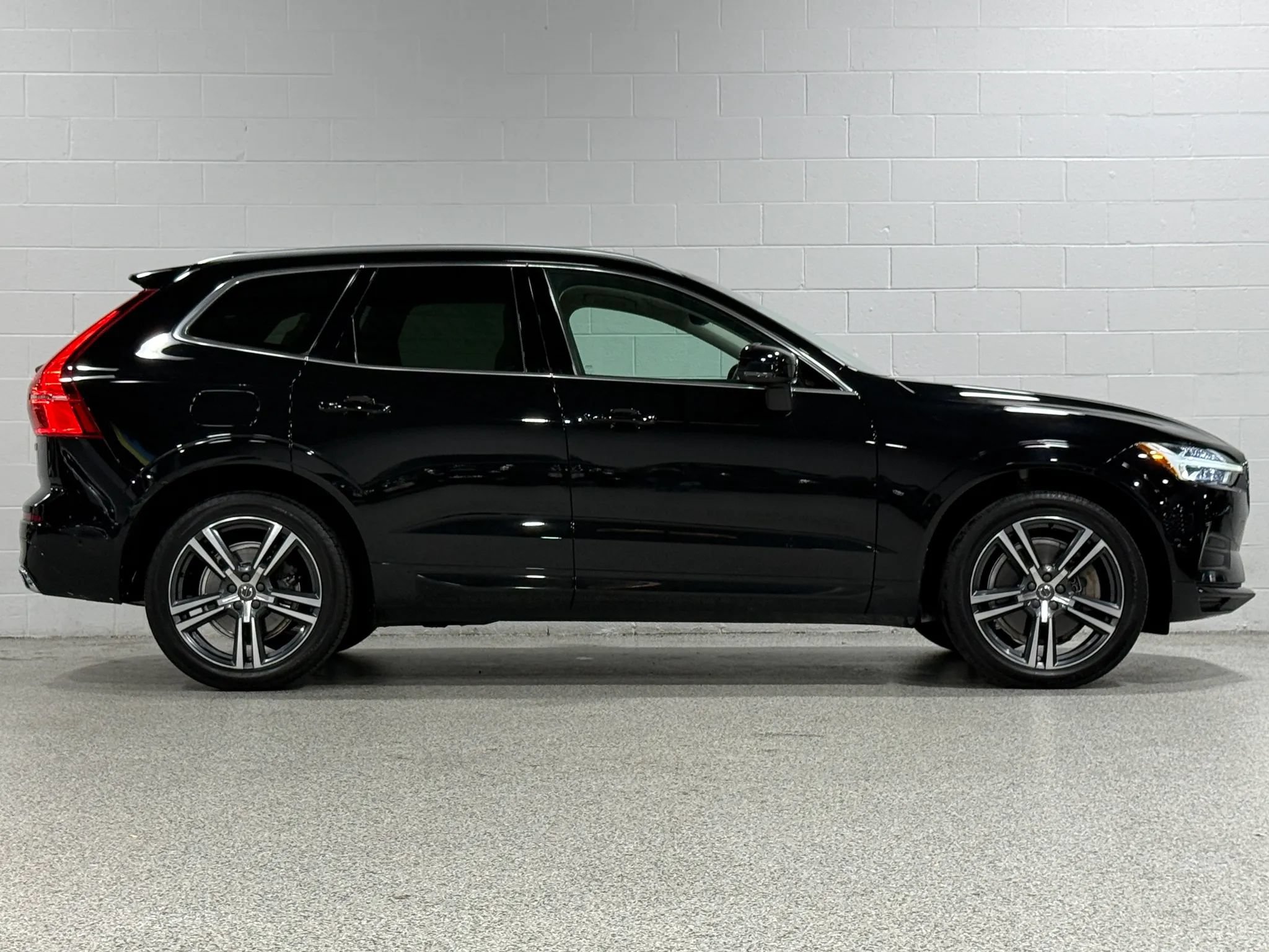 Used 2019 Volvo XC60 T6 Momentum w/ Premium Package AWD/4WD image 5