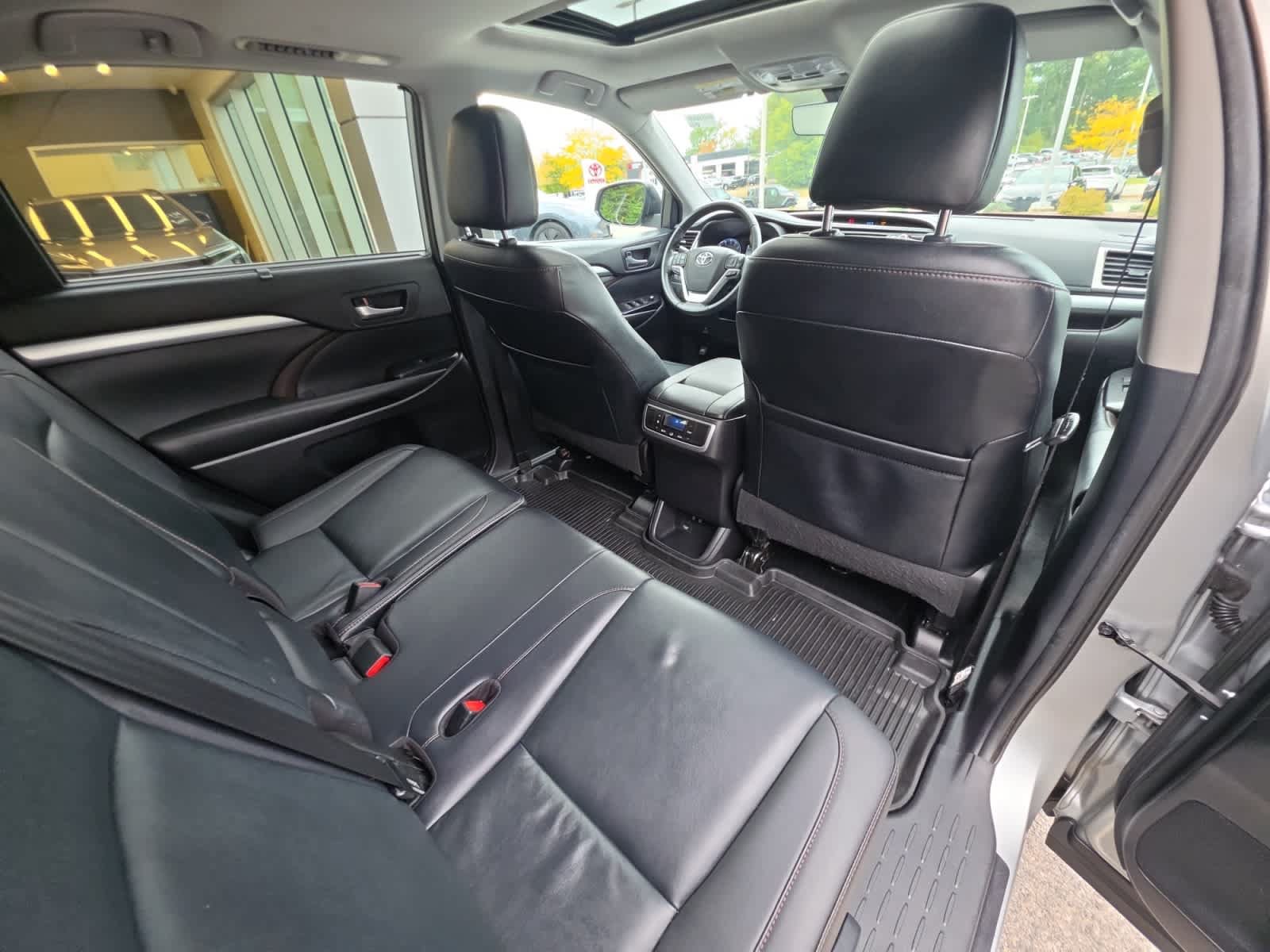 Used 2019 Toyota Highlander XLE AWD/4WD image 22