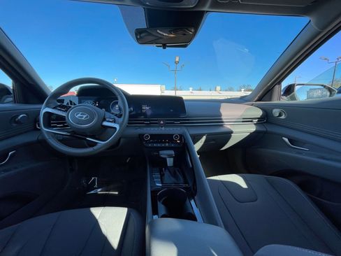 Used 2025 Hyundai Elantra SEL image 31