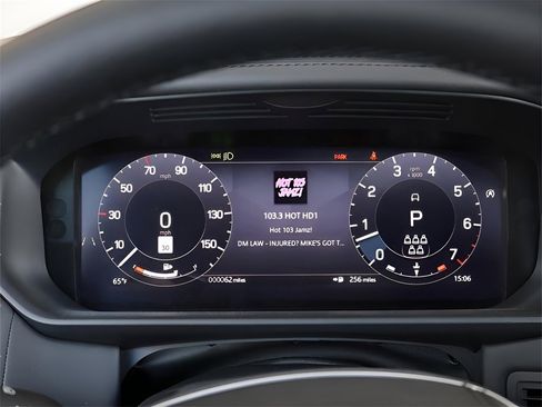 Used 2025 Land Rover Discovery Metropolitan Edition image 64