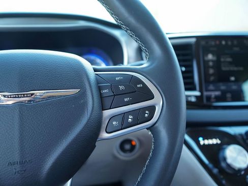 Used 2023 Chrysler Pacifica Touring-L image 31