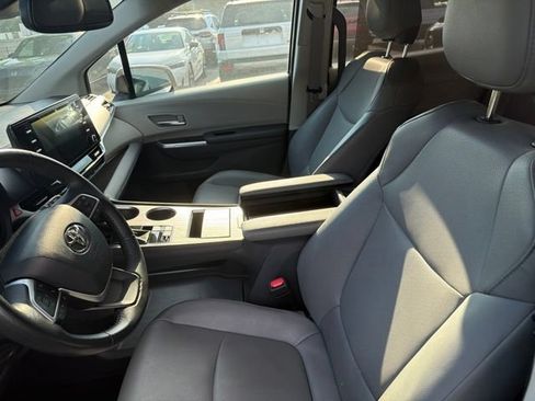 Used 2024 Toyota Sienna XLE FWD image 12