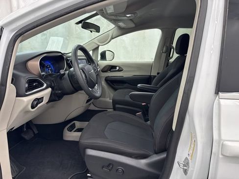Used 2022 Chrysler Voyager LX FWD image 18