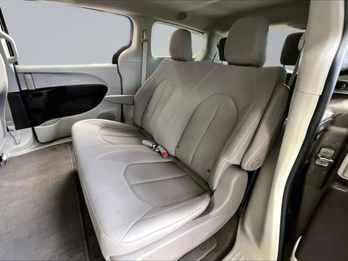 Used 2018 Chrysler Pacifica L image 19