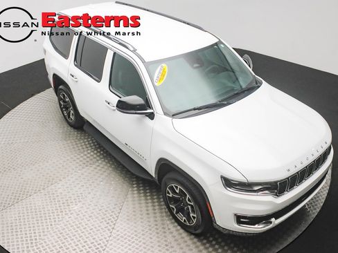 Used 2023 Jeep Wagoneer Series III w/ Preferred Equipment Group RWD image 3