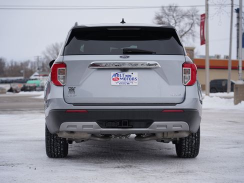 Used 2022 Ford Explorer XLT w/ Equipment Group 202A image 4