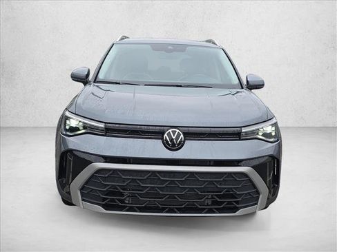 Used 2025 Volkswagen Taos SE FWD image 2