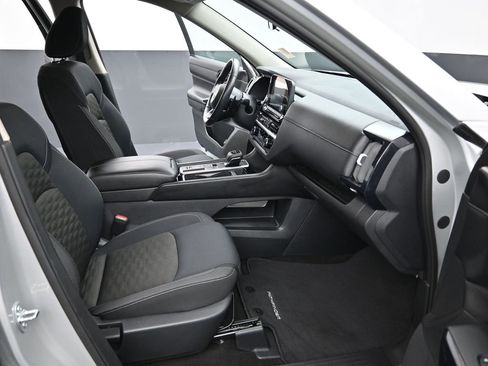 Used 2024 Nissan Pathfinder SV image 18