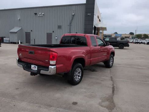 Used 2017 Toyota Tacoma SR5 w/ Tow Package AWD/4WD image 8