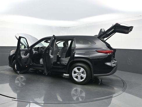 Used 2023 Toyota Highlander LE image 37