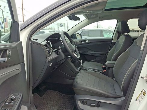 Certified 2025 Volkswagen Taos SE image 13