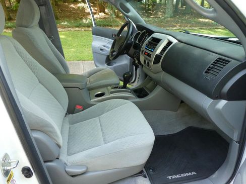Used 2010 Toyota Tacoma PreRunner RWD image 9
