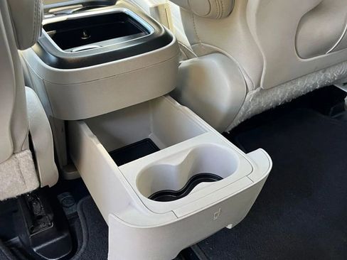 Used 2017 Chrysler Pacifica Touring-L Plus w/ Advanced Safetytec Group image 16