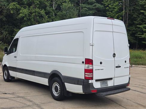 Used 2014 Freightliner Sprinter 2500 RWD image 3