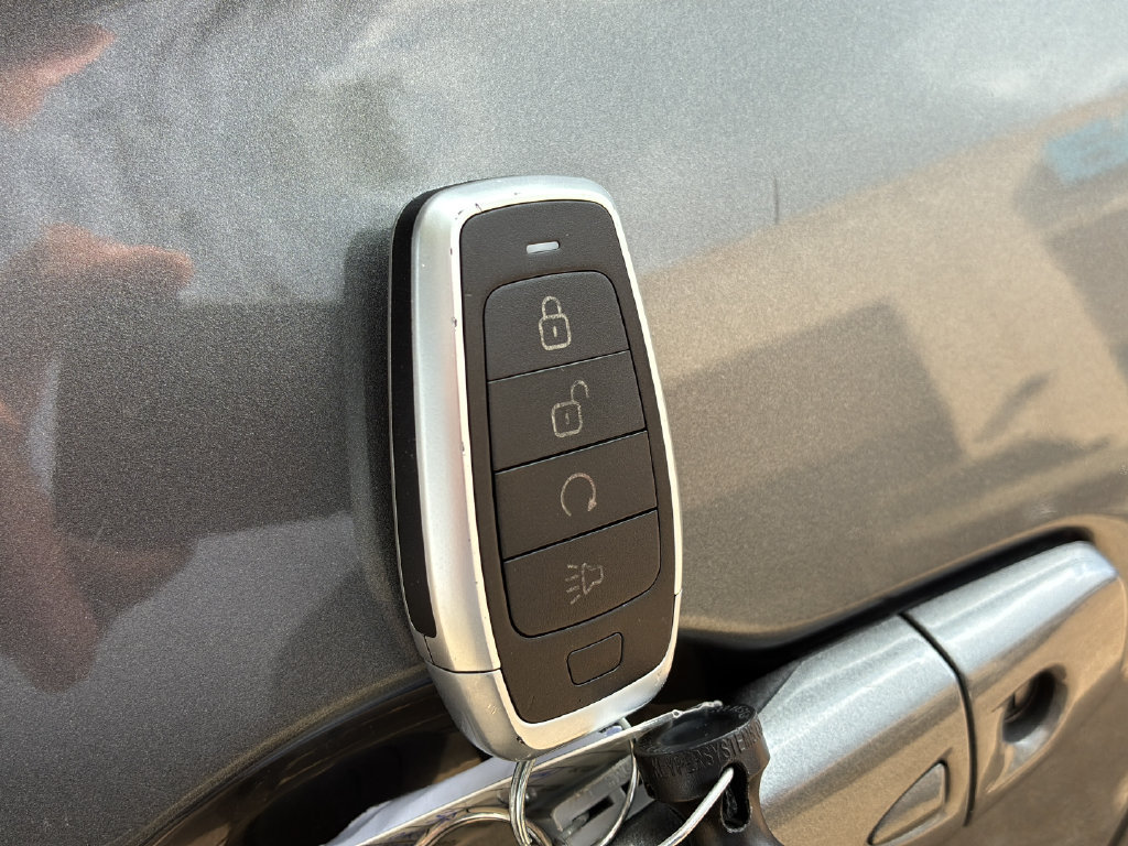 Used 2020 Nissan Kicks SR FWD image 38