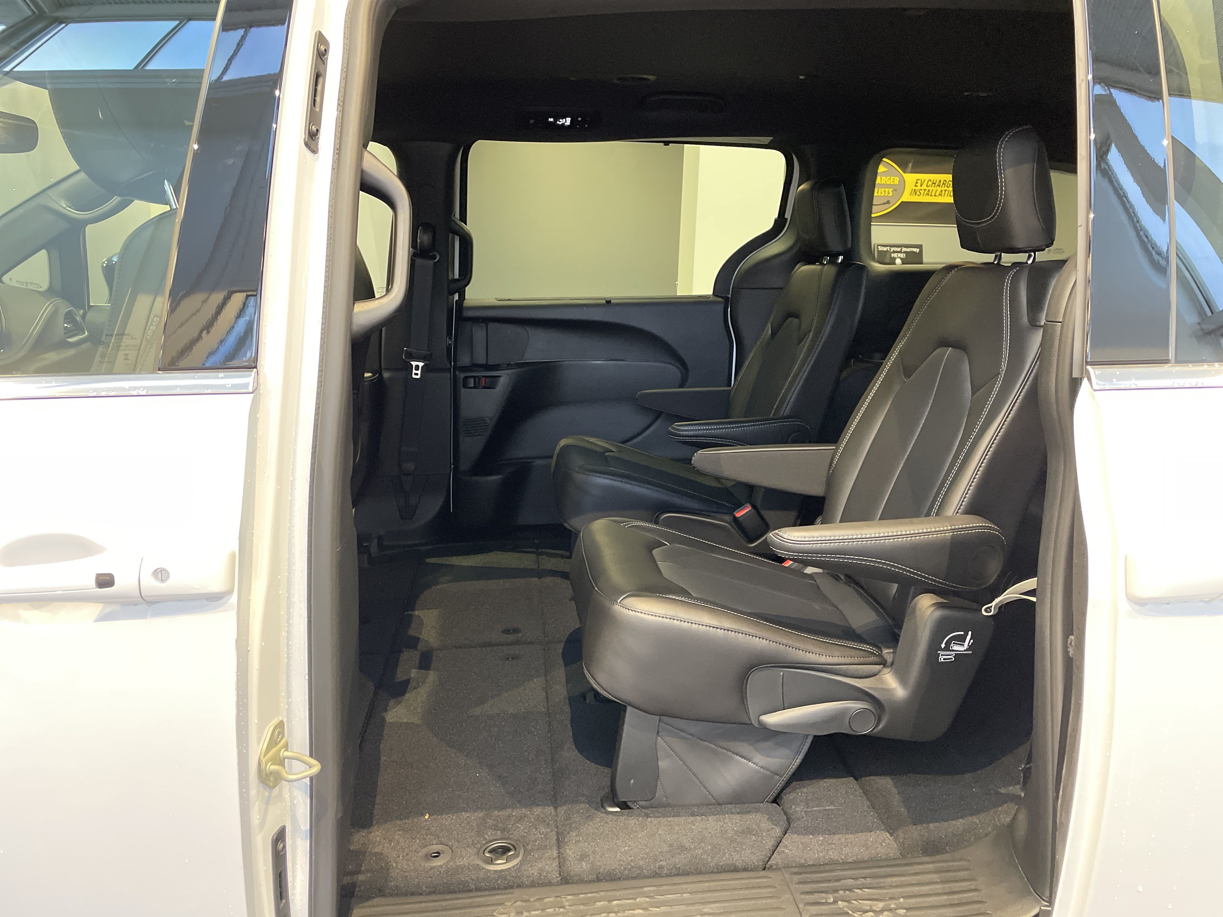 Used 2026 Chrysler Pacifica Select FWD image 31