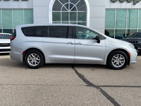 Used 2024 Chrysler Pacifica Touring-L FWD image 4