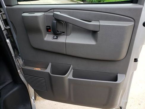 Used 2016 Chevrolet Express 2500 RWD image 17