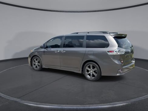 Used 2016 Toyota Sienna SE FWD image 6