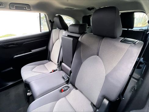 Used 2025 Toyota Highlander LE FWD image 19
