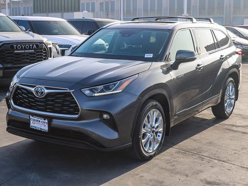 Used 2021 Toyota Highlander Limited image 3