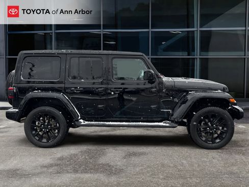 Used 2021 Jeep Wrangler Unlimited Sahara image 12