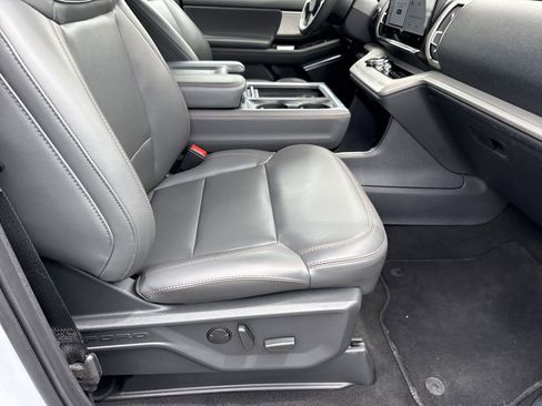 Used 2025 Ford Expedition Active AWD/4WD image 13