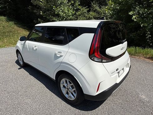 Used 2024 Kia Soul LX w/ LX Technology Package FWD image 8