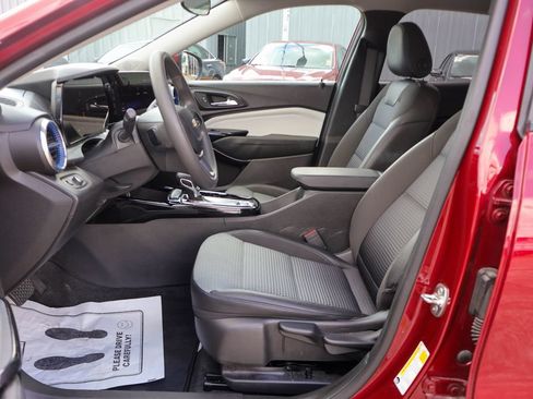Used 2025 Chevrolet Trax LT FWD image 7