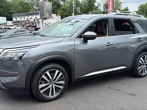 Certified 2022 Nissan Pathfinder Platinum w/ Cargo Package AWD/4WD image 3