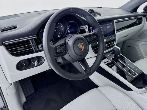 Certified 2025 Porsche Macan image 4