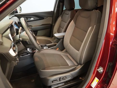 Used 2023 Chevrolet TrailBlazer LT w/ Convenience Package FWD image 3