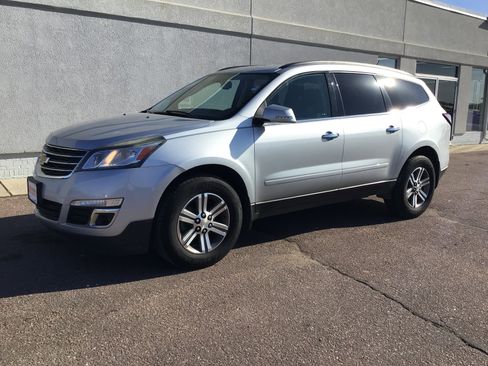 Used 2017 Chevrolet Traverse LT AWD/4WD image 2