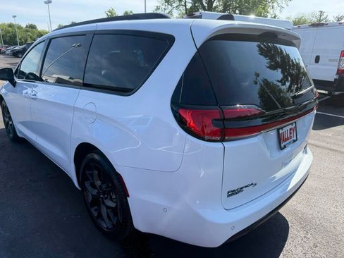 Used 2023 Chrysler Pacifica Limited w/ Uconnect Theater Family Group FWD image 5