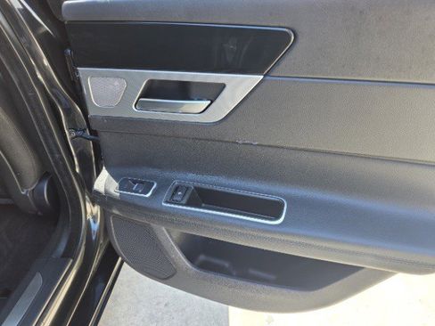 Used 2018 Jaguar XF Prestige image 19