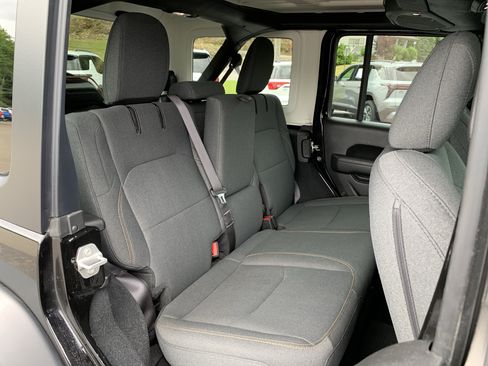 Used 2024 Jeep Wrangler Unlimited w/ Convenience Group AWD/4WD image 31
