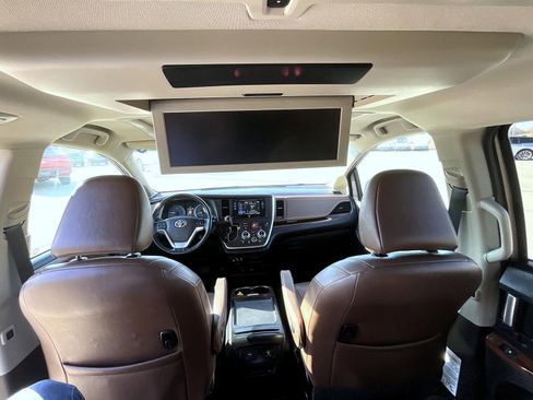 Used 2017 Toyota Sienna Limited image 24
