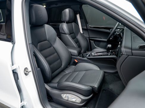 New 2026 Porsche Macan Turbo AWD/4WD image 37