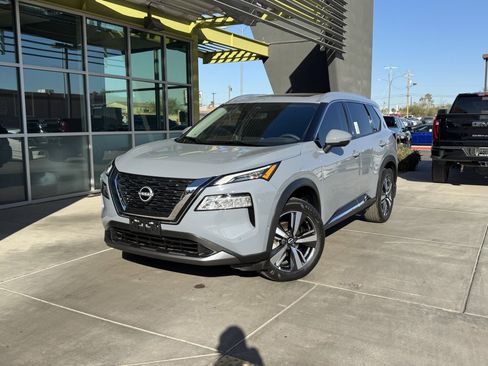 Used 2023 Nissan Rogue SL w/ SL Premium Package image 2