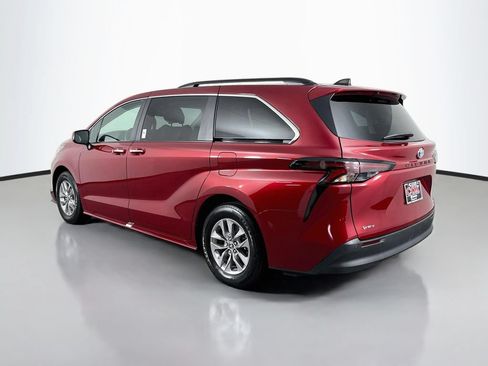 Used 2025 Toyota Sienna XLE FWD image 7