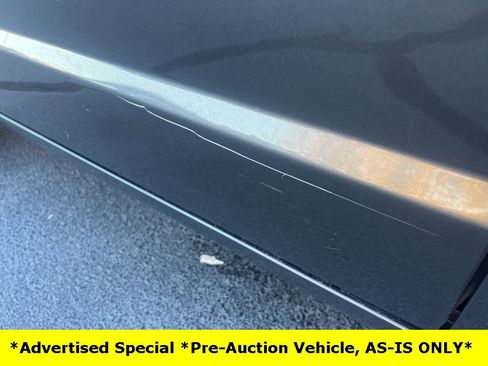 Used 2015 Chrysler Town & Country Touring image 5