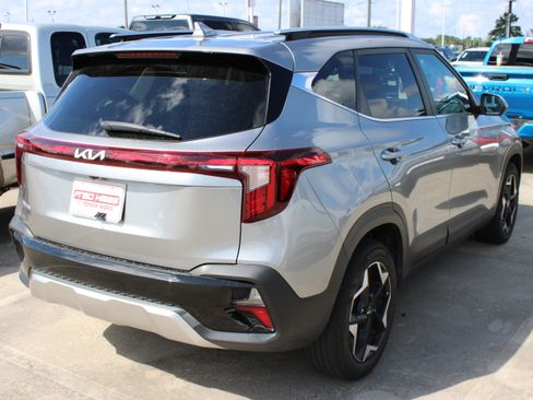 Used 2024 Kia Seltos EX FWD image 11